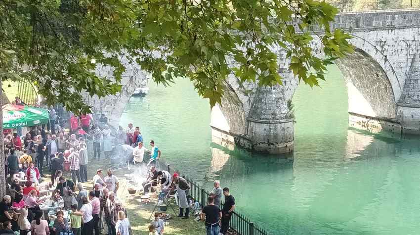 DRINSKI KOTLIĆ PONOVO OKUPLJA LJUBITELJE DOBRE HRANE I DRUŽENJA U VIŠEGRADU